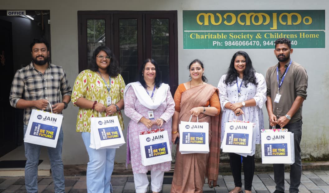 നന്മയുടെ നൂലിഴ കോർത്ത് ജെയിൻ യൂണിവേഴ്സിറ്റി;ചിൽഡ്രൻസ് ഹോം അന്തേവാസികൾക്ക് ഓണക്കോടി സമ്മാനിച്ചു