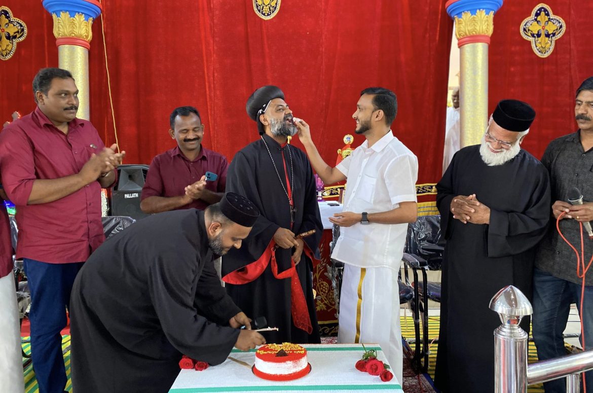 മഹാ പൗരോഹിത്യത്തിന്റെ മൂന്നാംവാർഷികം:കേക്ക് മുറിച്ച് ആഘോഷിച്ചു