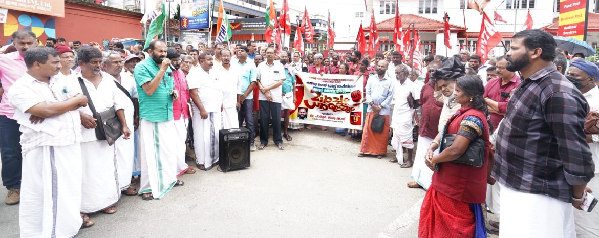 കേരള ഭാഗ്യക്കുറിയെ തകർക്കരുത്-ലോട്ടറി തൊഴിലാളികൾ പോസ്റ്റോഫീസ് മാർച്ച് നടത്തി