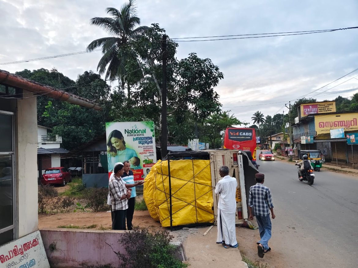കൈതക്കലിൽ ടൂറിസ്റ്റ് ബസ്സും മിനിലോറിയും കൂട്ടിയിടിച്ചു