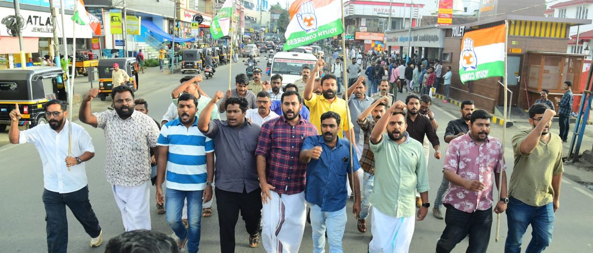 ഡിവൈഎഫ്ഐ നേതാവിനെതിരെയുള്ള ലൈംഗിക പീഡന പരാതി യൂത്ത് കോൺഗ്രസ് പ്രതിഷേധ പ്രകടനം നടത്തുകയും ദേശീയപാത ഉപരോധിക്കുകയും ചെയ്തു
