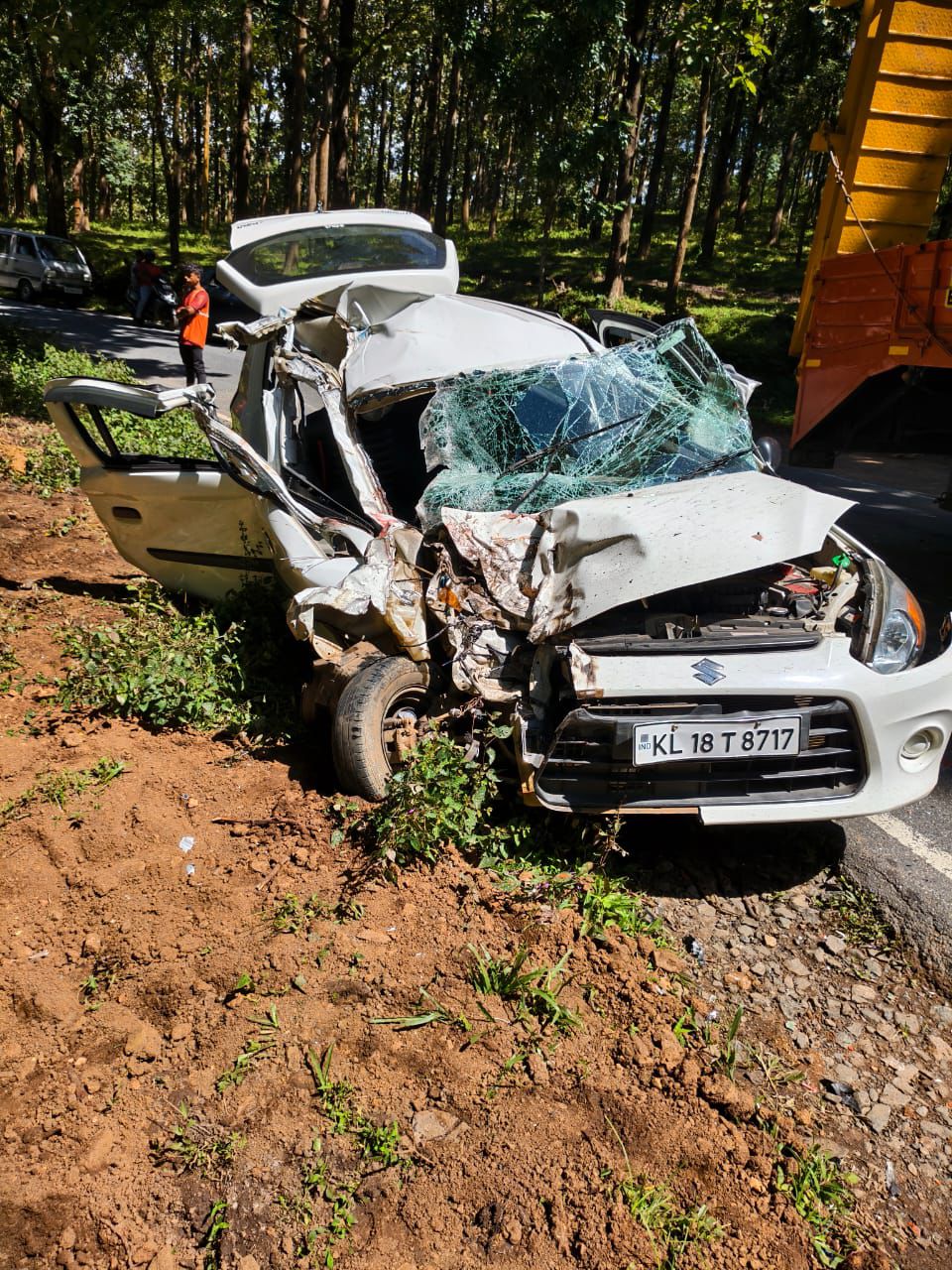 മാനന്തവാടി കാട്ടിക്കുളം ബെഗുരിനടുത്ത് കാറും ലോറിയും ഇടിച്ച് ഒരു മരണം