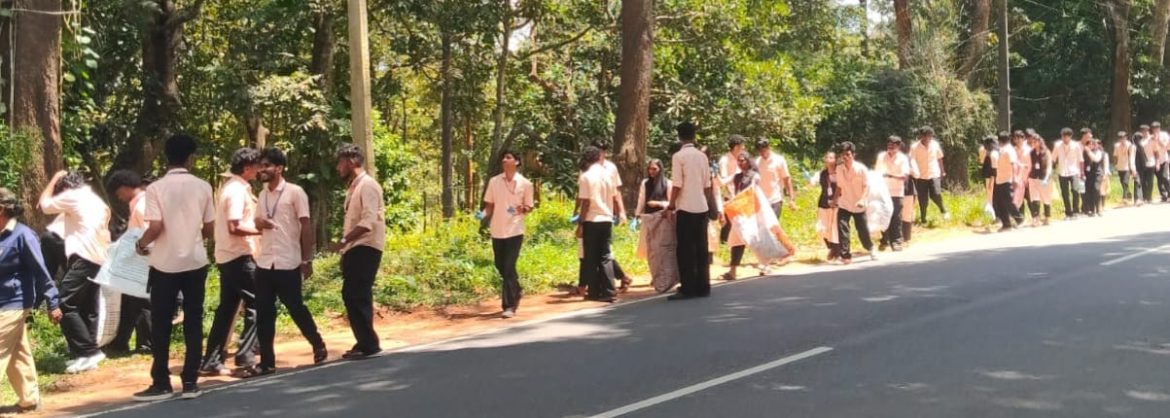 ദേശീയപാതയോരം ശുചീകരിച്ചു