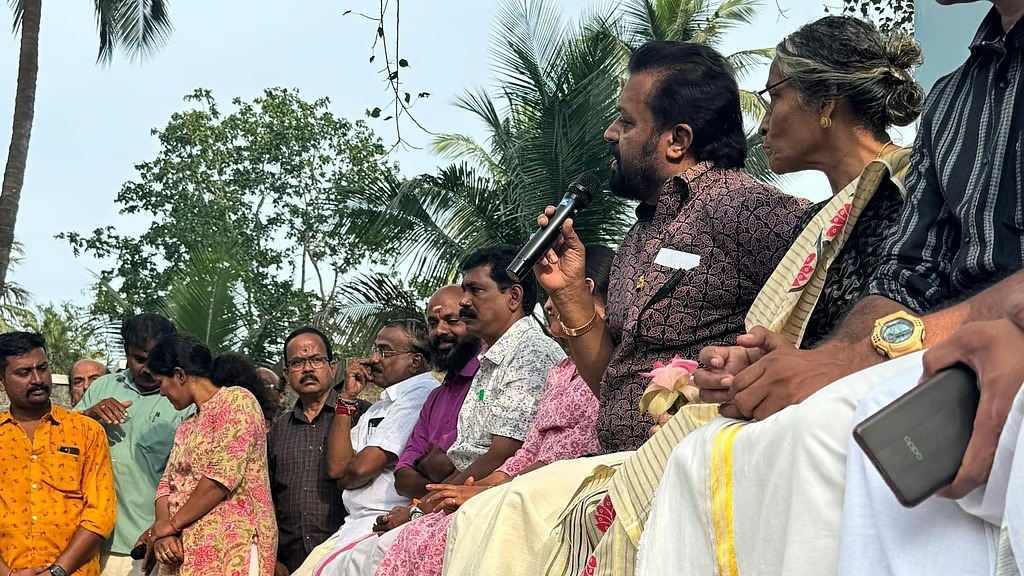 ‘നടന്മാരുടെ വീട്ടിലെ ഇഡി റെയ്ഡ് സ്വര്‍ണപ്പാളി വിവാദം മുക്കാന്‍’; വിചിത്ര വാദവുമായി സുരേഷ് ഗോപി