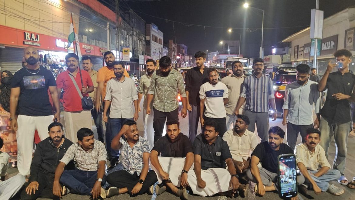 കെ പി സി സി വർക്കിംഗ് പ്രസിഡണ്ട് ഷാഫി പറമ്പിൽ എംപിയെ മർദ്ദിച്ച പോലീസ് നടപടിയിൽ പ്രതിഷേധിച്ച് യൂത്ത് കോൺഗ്രസ് പ്രതിഷേധ പ്രകടനം നടത്തുകയും ദേശീയപാത ഉപരോധിക്കുകയും ചെയ്തു
