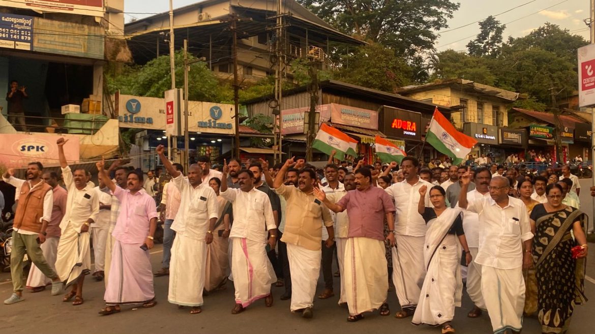 ഷാഫി പറമ്പിൽ എം പി-യെ പോലീസ് മർദിച്ചതിൽ പ്രതിക്ഷേധിച്ച് കോൺഗ്രസ്സ് പ്രവർത്തകർ മാനന്തവാടിയിൽ പ്രതിക്ഷേധ പ്രകടനം നടത്തി