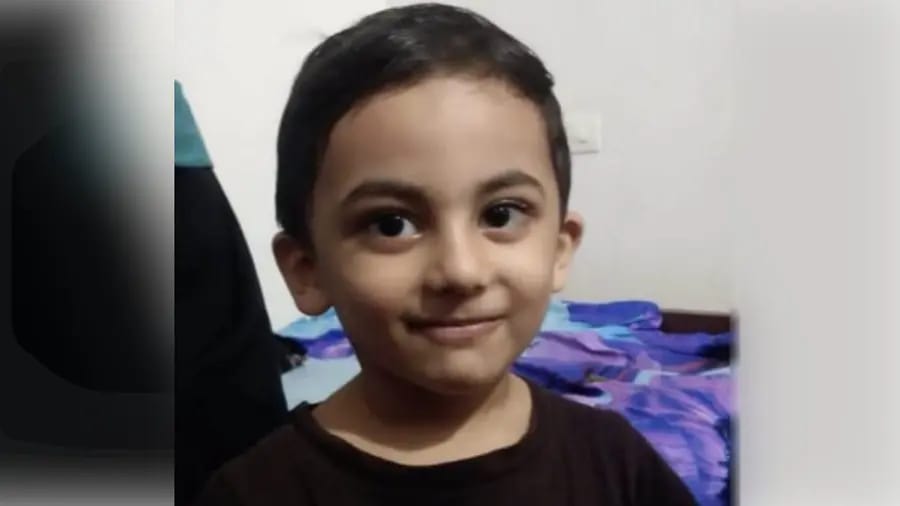 സഹോദരിയെ സ്കൂള് വാനില് നിന്നും ഇറക്കാൻ പോയ മൂന്ന് വയസുകാരൻ അതേ വാനിടിച്ച് മരിച്ചു; അപകടം അമ്മയുടെ കണ്മുന്നില് വെച്ച്