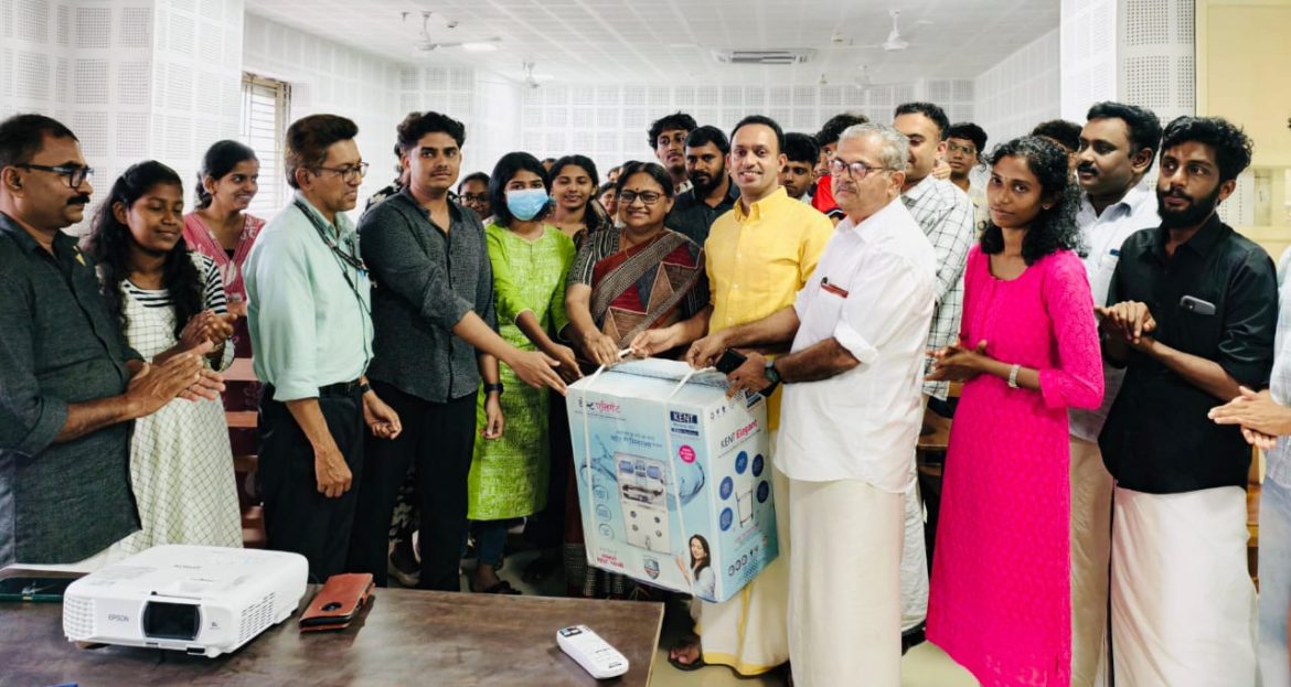 വയനാട് മെഡിക്കല് കോളേജിലേക്ക് സി പി ഐ എം വാട്ടര്പ്യുരിഫയര് നല്കി
