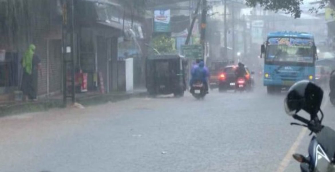 സംസ്ഥാനത്ത് ഏഴ് ജില്ലകളിൽ യെലോ അലർട്ട്; തൃശൂരിൽ അവധി;മഴ തുടരുന്നു