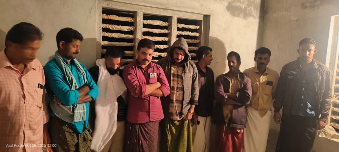 പണം വെച്ച് ചീട്ടുകളിച്ച ഒമ്പതംഗ സംഘം പിടിയില്:ഒന്നര ലക്ഷേത്താളം രൂപയും പിടിച്ചെടുത്തു