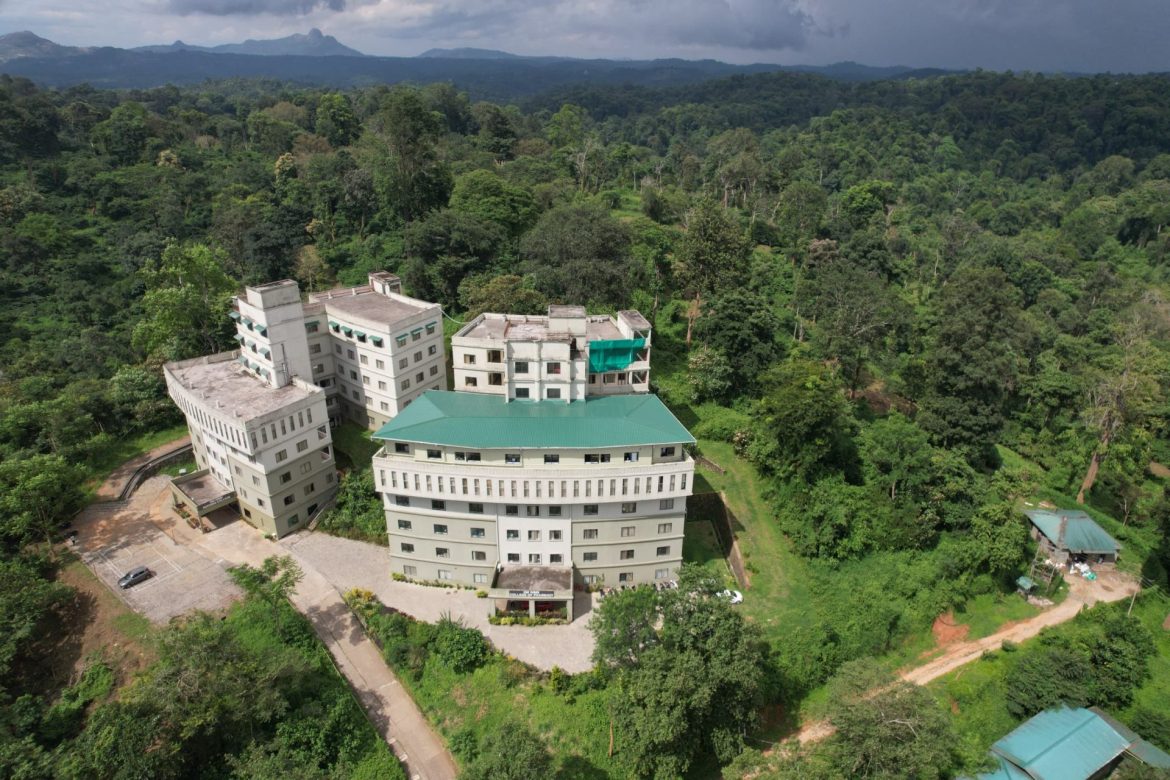 ഫാർമസ്യൂട്ടിക്സിൽ മാസ്റ്റർ ബിരുദവുമായി ഡോ. മൂപ്പൻസ് കോളേജ് ഓഫ് ഫാർമസി