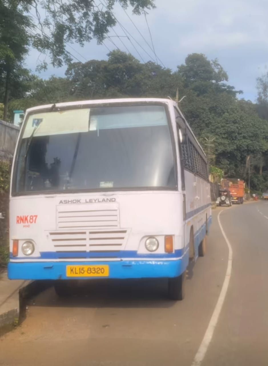 കെഎസ്ആർടിസി ബസ്സിടിച്ച് സൂചനാ ബോർഡ് തെറിച്ചു;കാൽനടയാത്രക്കാരന് ഗുരുതര പരിക്ക്