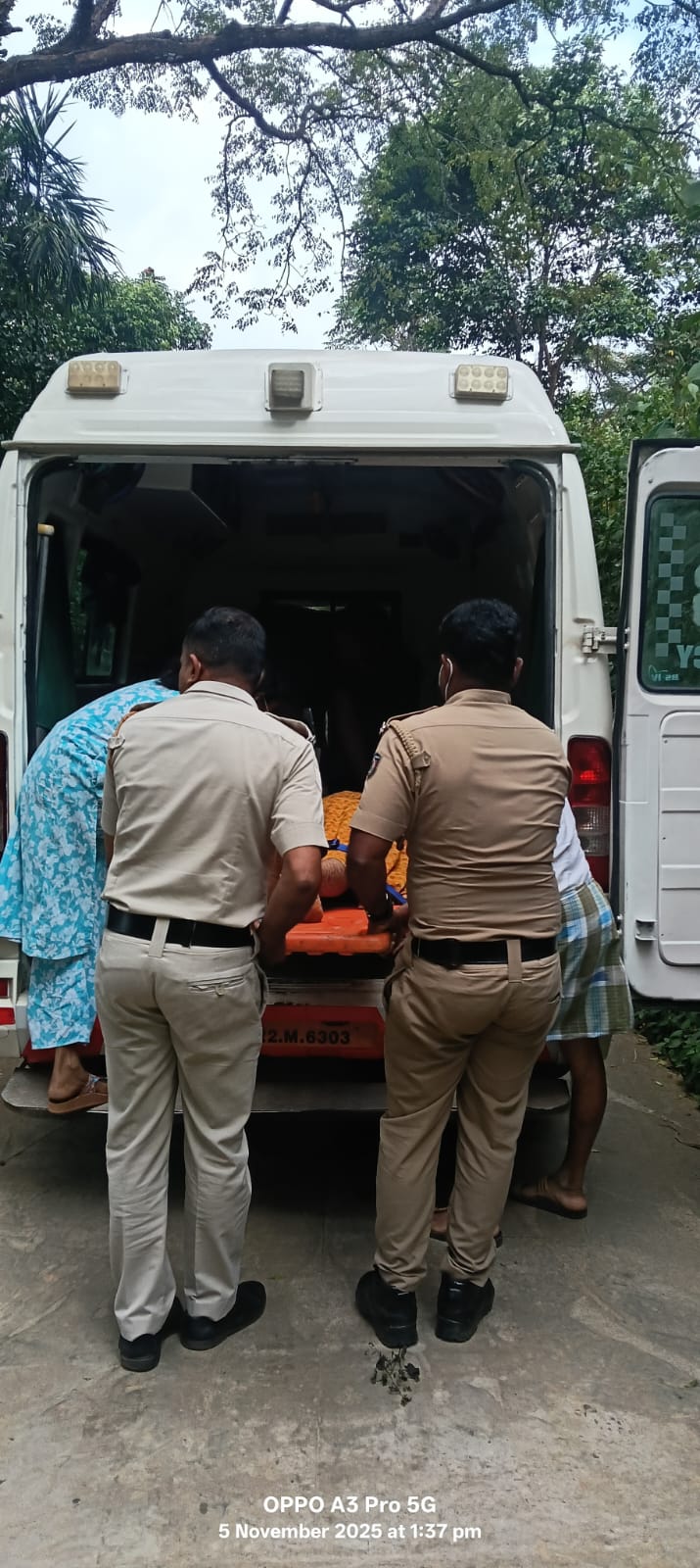 അവശനിലയിൽ വീടിനകത്ത് അകപ്പെട്ടു പോയ വയോധികയെ  ആശുപത്രിയിലെത്തിച്ച് മേപ്പാടി പോലീസ്