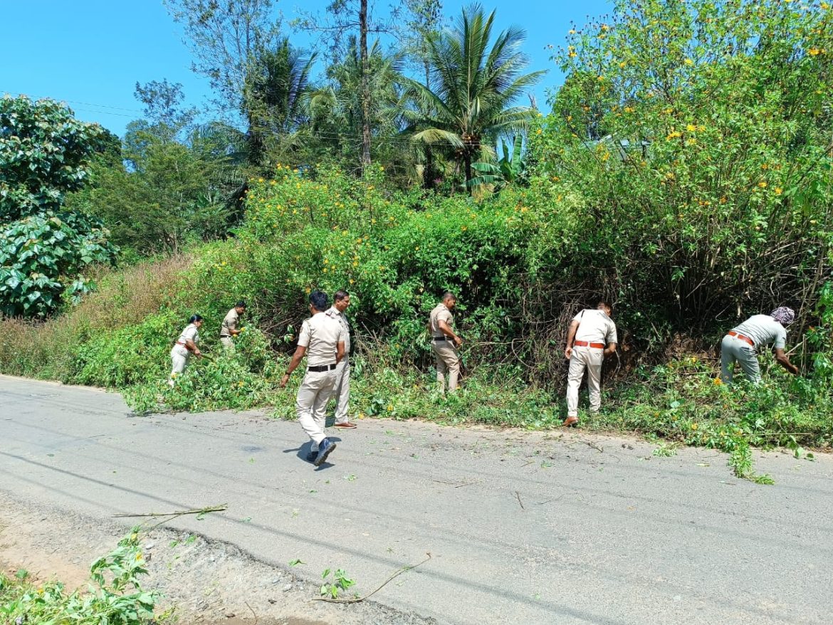 കാട് വെട്ടി യാത്രികർക്ക് കാഴ്ചയൊരുക്കി കാക്കിക്കൂട്ടം-ഇത് കേണിച്ചിറ പോലീസിന്റെ മാതൃക