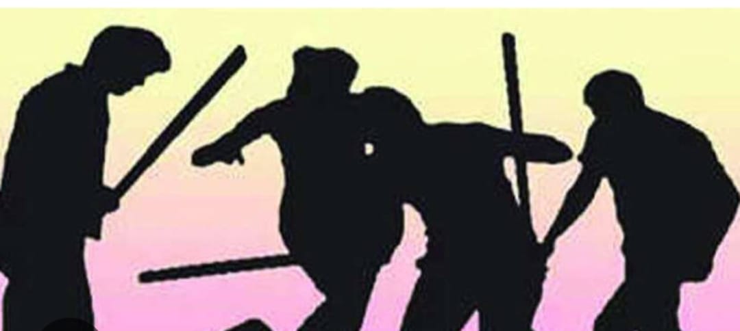 സ്കൂളിലേക്ക് പണവും മൊബൈൽ ഫോണും കൊണ്ടുവന്നില്ല,വിദ്യാർഥിയുടെ സ്വകാര്യ ഭാഗത്ത് ചവിട്ടി സഹപാഠികൾ;ഗുരുതര പരിക്ക്