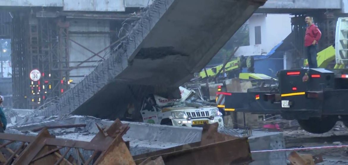 അരൂര്‍-തുറവൂര്‍ ഉയരപ്പാതയുടെ ഗർഡർ തകർന്നു വീണു;പിക്കപ്പ് വാൻ ഡ്രൈവർക്ക് ദാരുണാന്ത്യം,മൃതദേഹം പുറത്തെടുത്തു