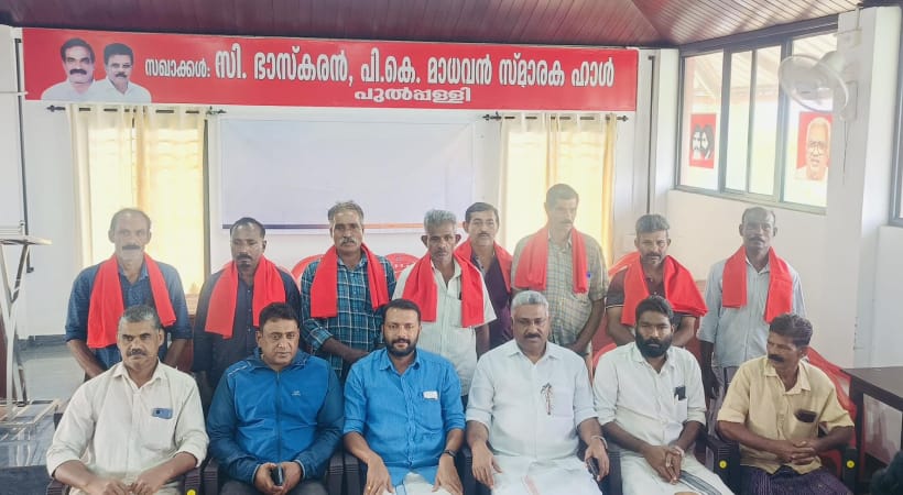 മകൻ എൽഡിഎഫ് സ്ഥാനാർഥി:പിതാവിന് തൊഴിൽ നിഷേധിച്ചെന്ന് പരാതി;ഐഎൻടിയുസി വിട്ട് 9 പേർ സിഐടിയുവിൽ