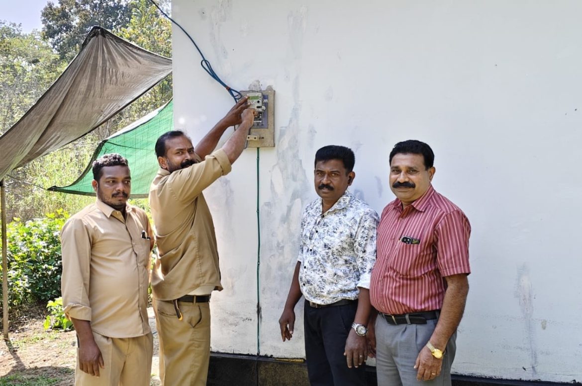 രണ്ടുവർഷമായി വൈദ്യുതി കണക്ഷൻ ലഭിക്കാതിരുന്ന വീടിന് പെരിക്കല്ലൂർ പൗരസമിതിയുടെ നേതൃത്വത്തിൽ വീട്ടിൽ വെളിച്ചം എത്തിച്ചു