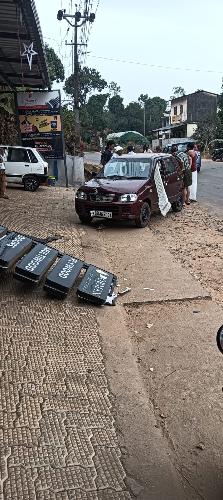 ബൈക്കും കാറും കൂട്ടി ഇടിച്ച് ബൈക്ക് യാത്രകാരന് പരിക്ക്