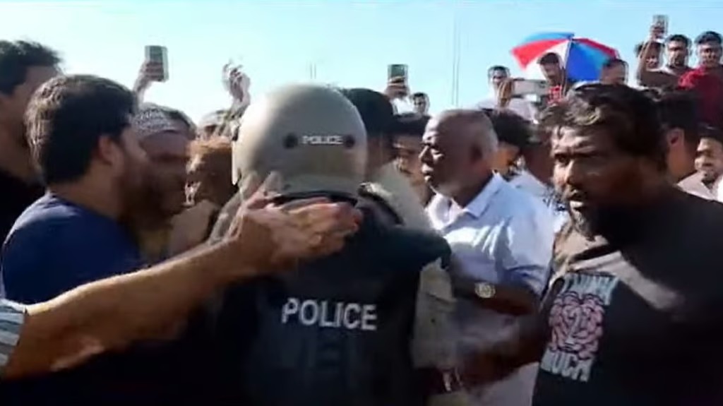 ടോള്‍ പിരിവിനെതിരെ പന്തീരങ്കാവില്‍ പ്രതിഷേധം; കോണ്‍ഗ്രസ് പ്രവര്‍ത്തകരും പൊലീസും തമ്മില്‍ സംഘർഷം