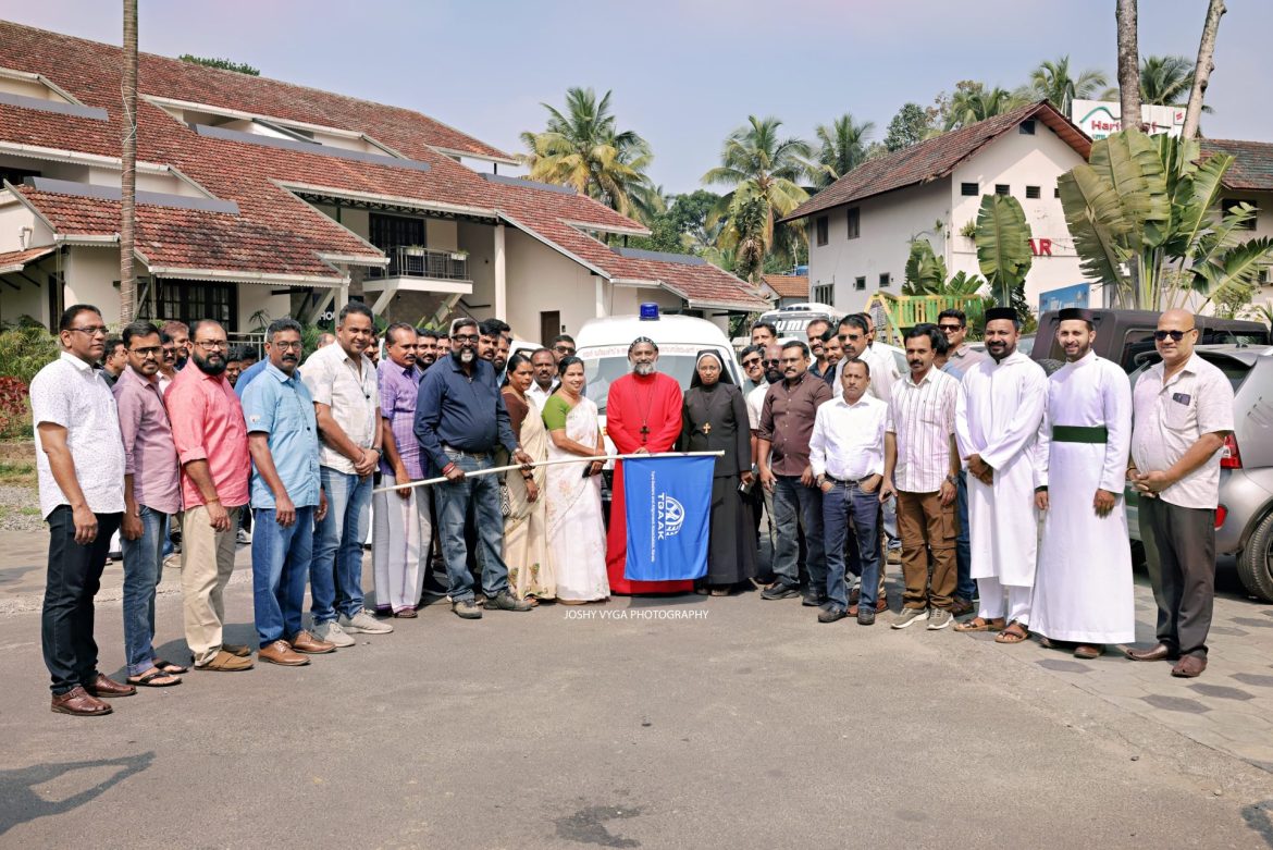 ഓൾ കേരള ടയർ ഡീലേഴ്സ് ആൻഡ് വീൽ അലൈൻമെന്റ് അസോസിയേഷൻ ആംബുലൻസ് കൈമാറി