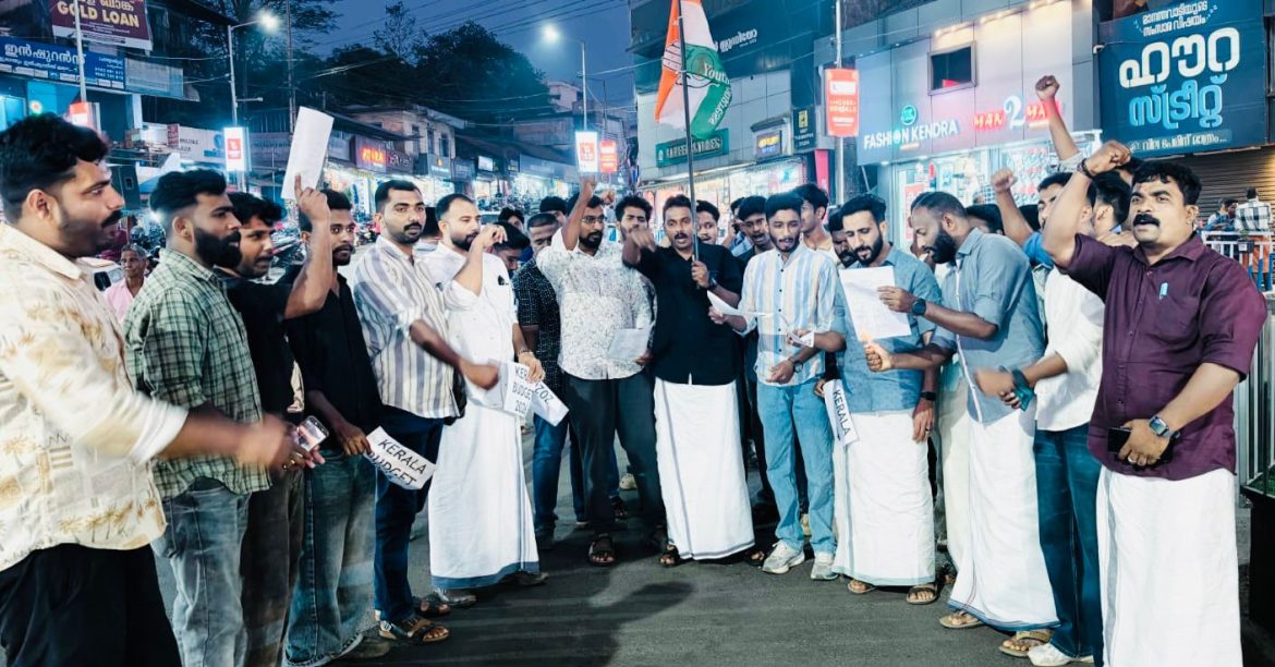 ബഡ്ജറ്റ് വയനാടിനോടുള്ള അവഗണന യൂത്ത് കോൺഗ്രസ്‌ ബഡ്ജറ്റ് കോപ്പി കത്തിച്ചു പ്രദിഷേധിച്ചു