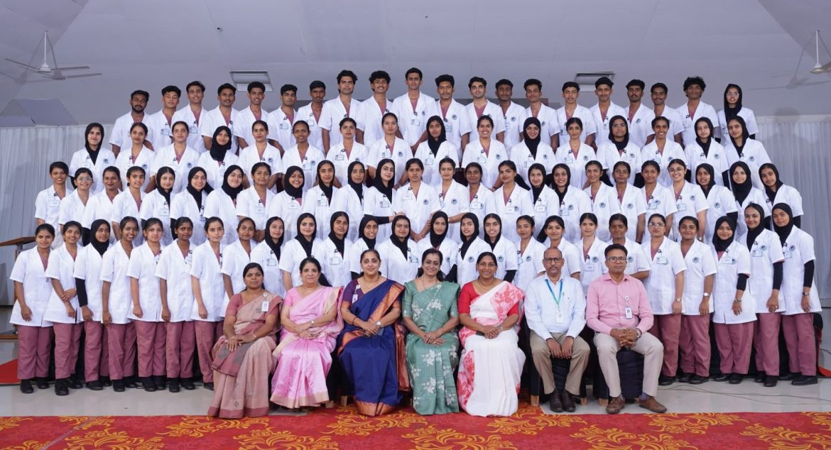 ഡോ.മൂപ്പൻസ് നഴ്സിംഗ് കോളേജിൽ ലാമ്പ് ലൈറ്റിങ് നടന്നു