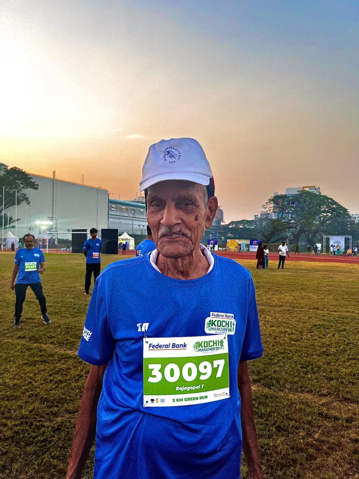 വാർദ്ധക്യത്തെ ഓടിത്തോൽപ്പിച്ച് രാജഗോപാൽ; കൊച്ചി മാരത്തോണിലെ വിസ്മയമായി ഈ 93-കാരൻ