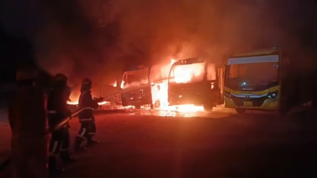 തിരുവനന്തപുരം സ്കൂളിൽ വൻ തീപിടിത്തം;മൂന്ന് ബസുകൾ കത്തി നശിച്ചു,ദൂരൂഹത ?