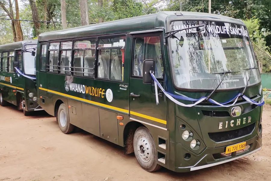 കാട്ടാനയുടെ ആക്രമണത്തില്‍ കൊല്ലപ്പെട്ട യുവാവിന്റെ കുടുംബത്തിന് നഷ്ടപരിഹാരം നല്‍കിയില്ല;വനംവകുപ്പിന്റെ ബസുകള്‍ പിടിച്ചെടുത്ത് കോടതി