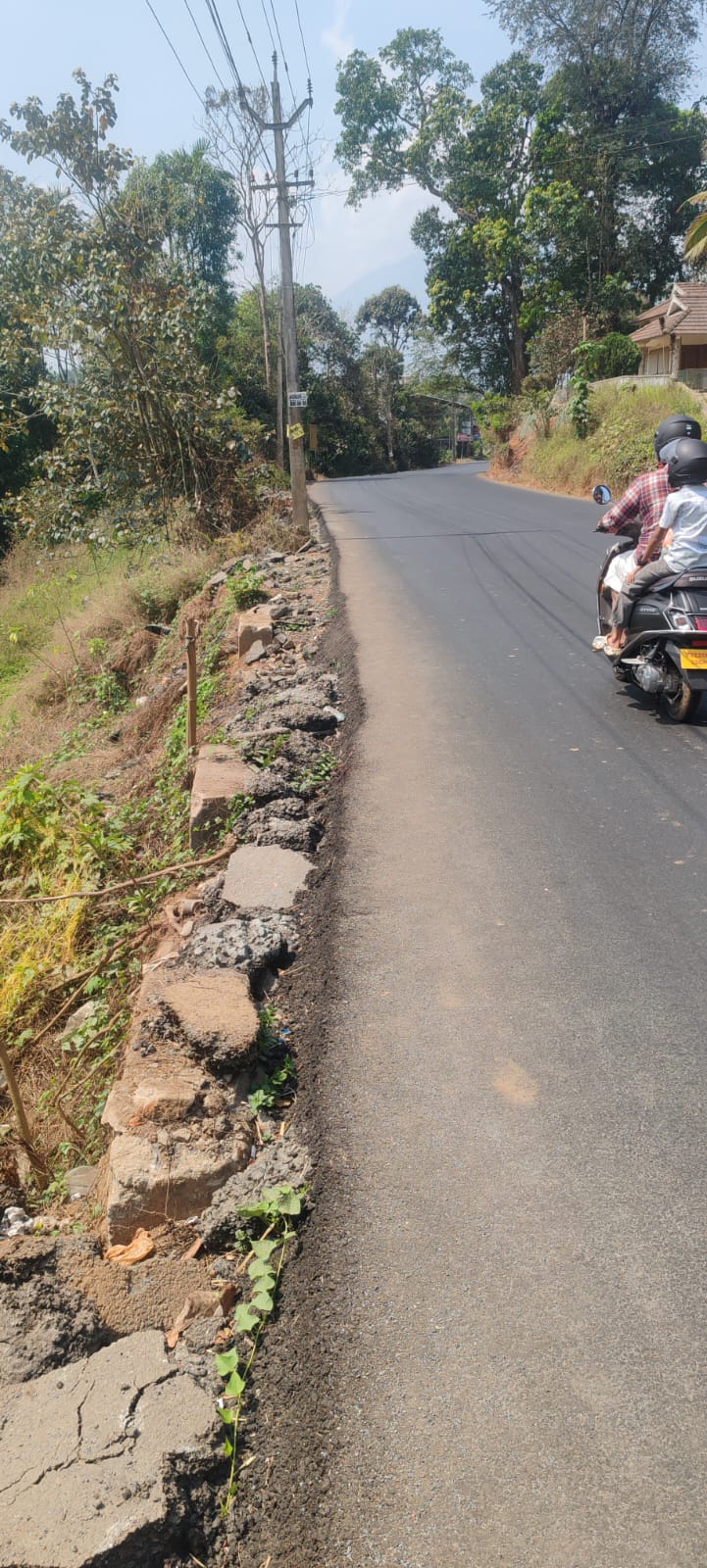 ടാറിങ്ങിൽ നിന്ന് തെന്നിയാൽ നേരെ ഗർത്തത്തിലേക്ക്: തരുവണ റോഡിൽ അപകട ഭീഷണി