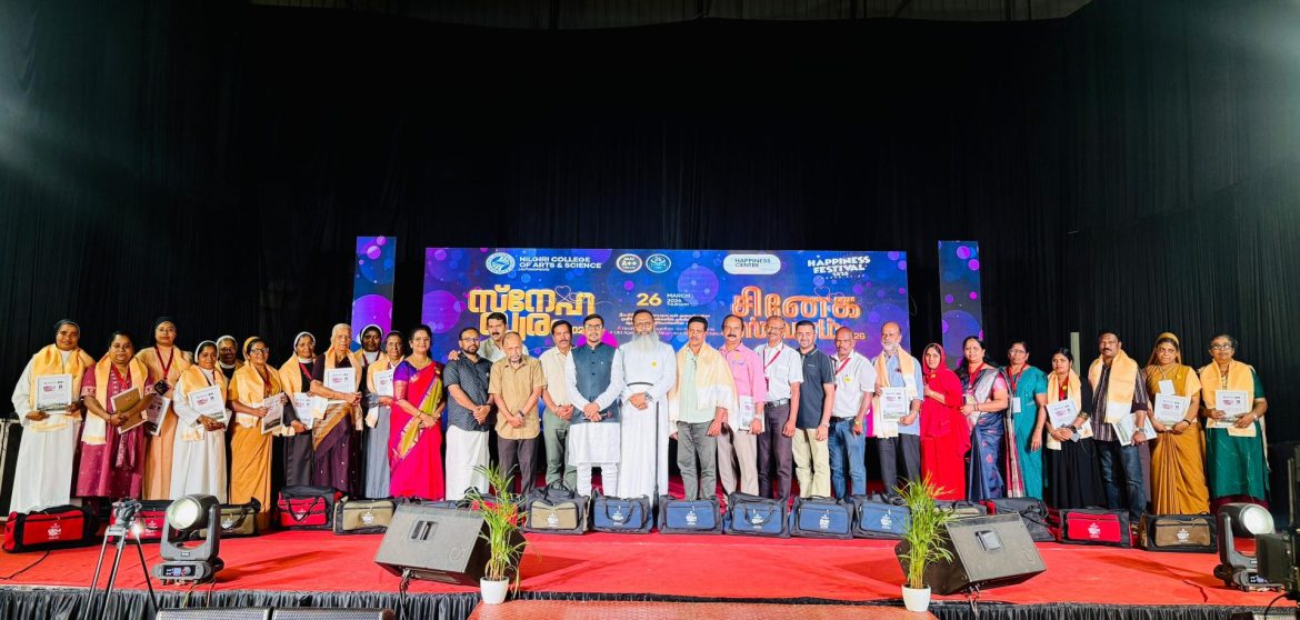 ‘സ്നേഹസ്വരം’ വയോജന സംഗമം:1700 പേരക്കുട്ടികൾക്ക് കൂട്ടിന് 600 മുത്തശ്ശി മുത്തശ്ശന്മാർ;സ്നേഹക്കടലായി ക്യാമ്പസ്