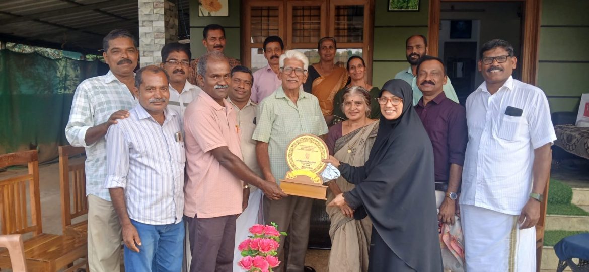 വി.കെ.ശ്രീധരൻ മാസ്റ്ററെ GHS വെള്ളമുണ്ട 1982 ബാച്ച് വാട്ട്സ് ആപ്പ് ഗ്രൂപ്പ് സ്നേഹാദരവ് സമർപ്പിച്ചു