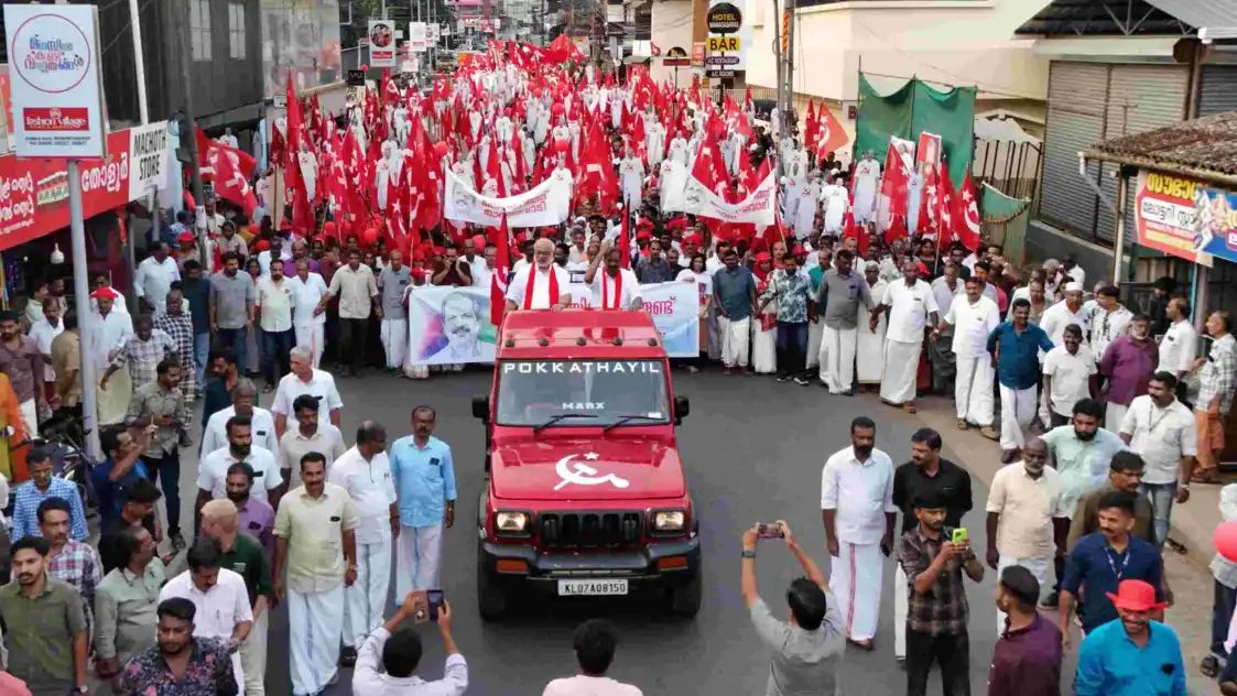 മാനന്തവാടിയിൽ ഒ.ആർ. കേളുവിന്റെ റോഡ് ഷോ ആവേശകരമായി;എം.എ.ബേബി പങ്കെടുത്തു