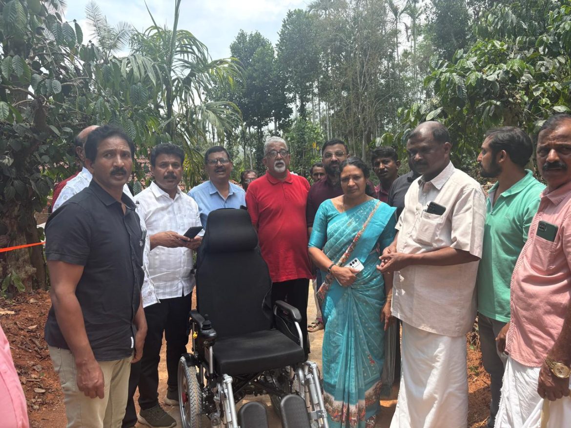കിടപ്പിലായ രോഗിക്ക് ബത്തേരി റോട്ടറി ക്ലബ്‌ ഇലക്ട്രിക് വീൽ ചെയർ നൽകി ഇതിനോടാനുബന്ധിച്ചു കോൺക്രീറ്റ് നടപ്പാത ഉത്ഘാടനം ചെയ്തു