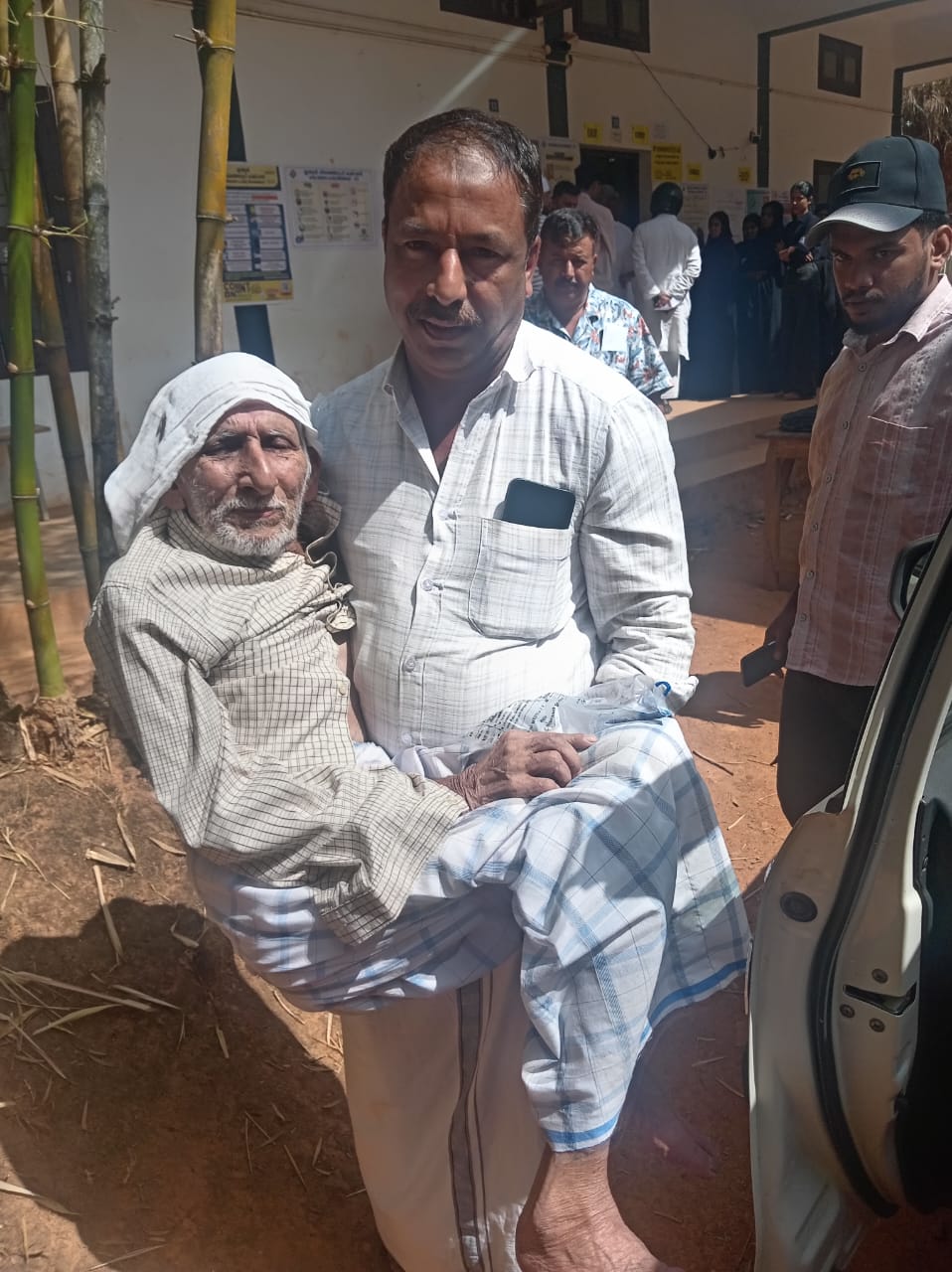 ശരീരം തളർന്നിരുന്നെങ്കിലും മനസ്സ് തളരാതെ ജനാധിപത്യ പ്രക്രിയയിൽ പങ്കാളിയായി തരുവണ സ്വദേശി പുതുശ്ശേരി അമ്മദ്