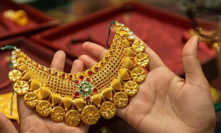 സ്വർണവില വീണ്ടും ഉയരങ്ങളിലേക്ക്;ഇന്നും വിലയിൽ വർധനവ്;ഒരു പവൻ സ്വർണത്തിന് 112200 രൂപയായി