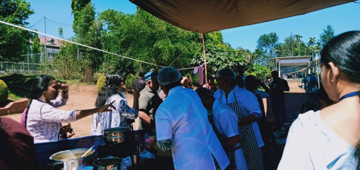 വോട്ട് ദിനത്തിൽ:കുടുംബശ്രീ ഫുഡ് കോർട്ട് വിജയകരം