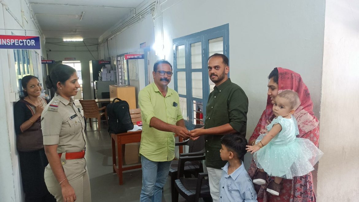 വീണുകിട്ടിയ സ്വർണ്ണാഭരണം തിരികെ ഏൽപ്പിച്ച് അദ്ധ്യാപകൻ മാതൃകയായി