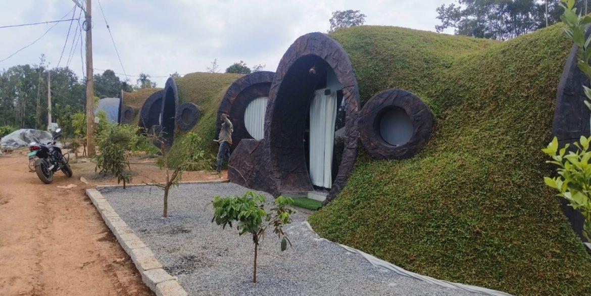 മുള്ളൻകൊല്ലി പഞ്ചായത്തിൽ സുരഭി കവലയിൽ അനധികൃതമായി നടത്തിയിരുന്ന കേവ് റിസോർട്ട് പഞ്ചായത്ത് അധികൃതർ പൂട്ടിച്ചു