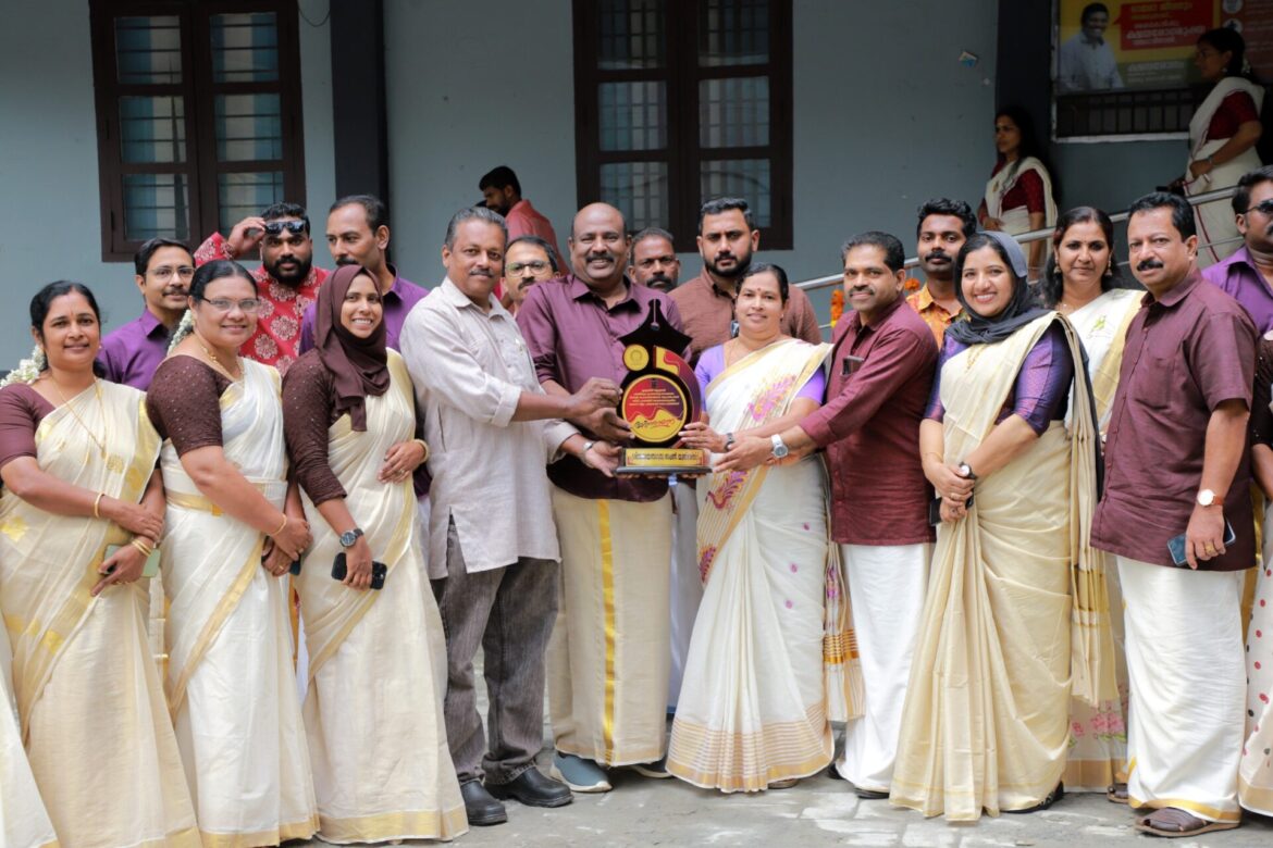 വയനാട് ജില്ലാ പഞ്ചായത്തിന് ശ്രീനാരായണഗുരു  യൂണിവേഴ്സിറ്റിയുടെ ആദരവ്