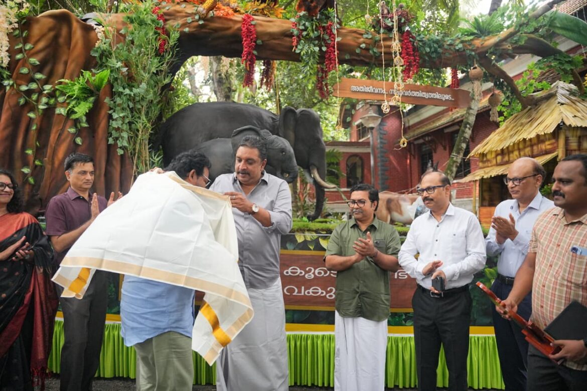 വനം വകുപ്പിന്റെ ഓണം ഫ്ലോട്ട് സന്ദർശിച്ച് മന്ത്രി; ശില്പിയെ ആദരിച്ചു