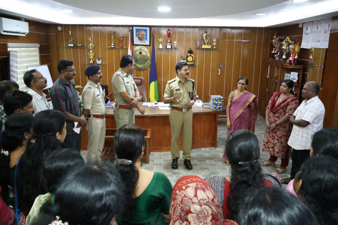 ശുചീകരണ പ്രവർത്തനങ്ങൾ നടത്തി വരുന്നവരെ ആദരിച്ചു